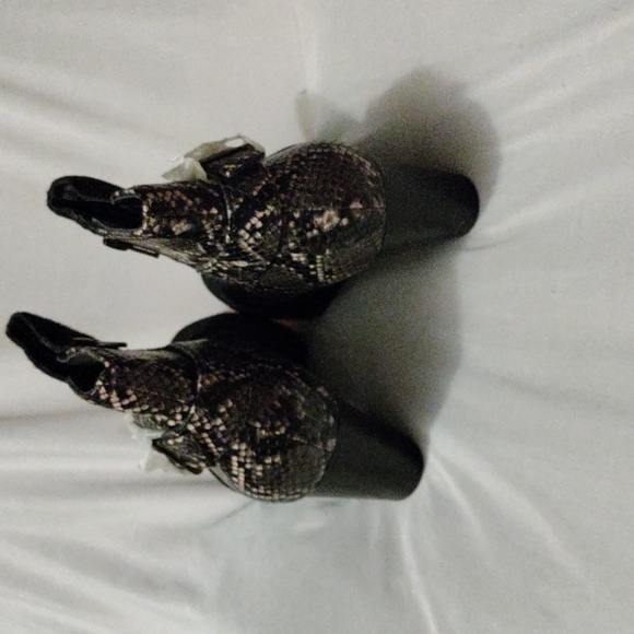 NWOT Women's Vionic Naomi Ankle Boots With Suede Upper and Snake Print Leather - Picture 4 of 8